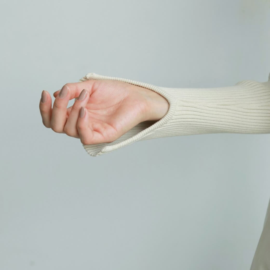 anuke アンヌーク スリット タートル ニット｜BORN FREE ONLINE SHOP