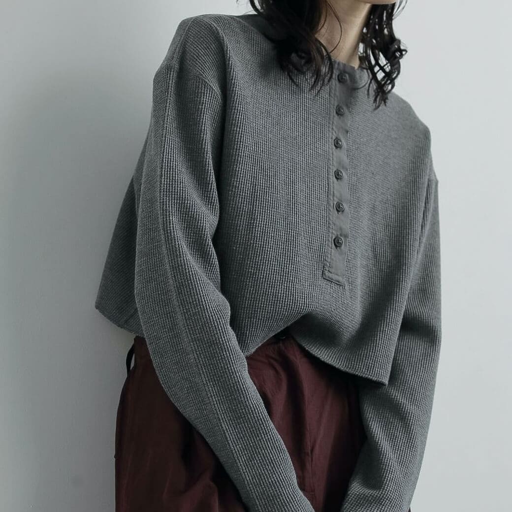 美品★anuke ワッフルヘンリートップス　グレー　長袖　カットソー　ショート丈 anuke アンヌーク ワッフル ヘンリー トップス｜BORN FREE ONLINE SHOP