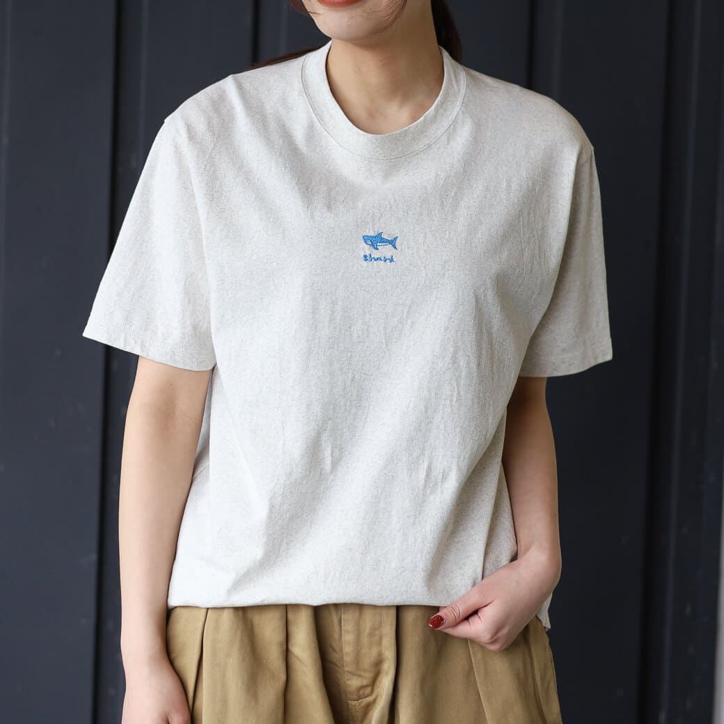 NATURAL LAUNDRY ナチュラルランドリー 天竺シャーク刺繍Tシャツ