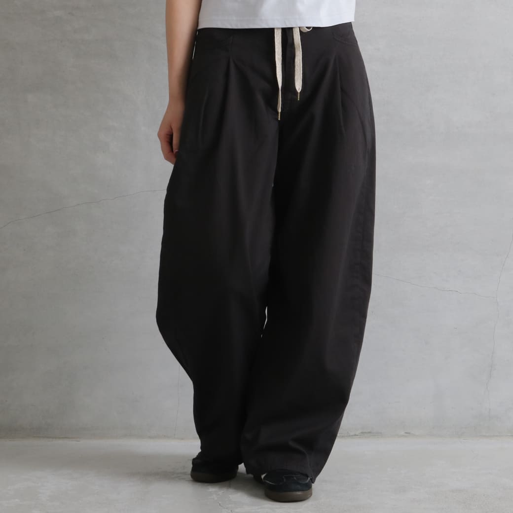 SOMETHING サムシング タックカーブデニムパンツ｜BORN FREE ONLINE SHOP