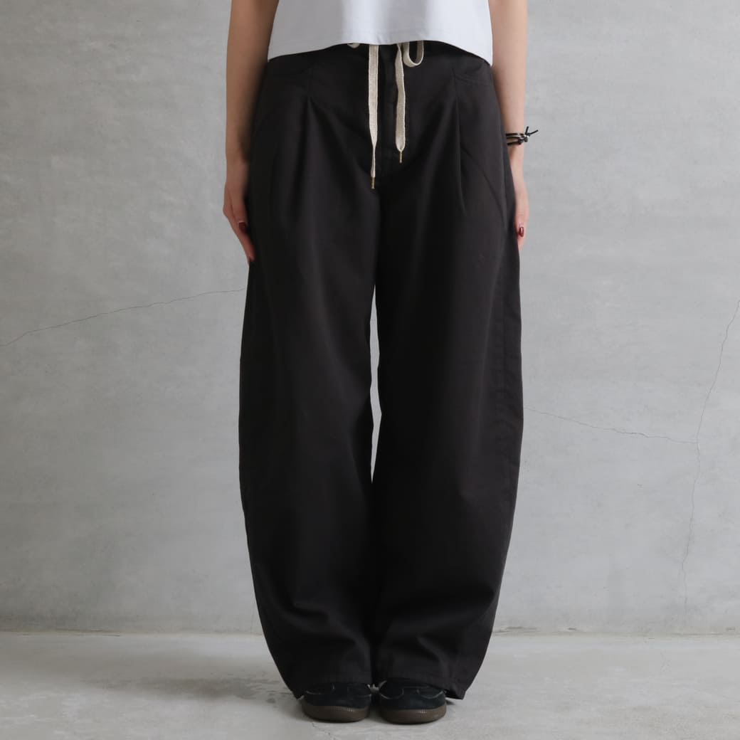 SOMETHING サムシング タックカーブデニムパンツ｜BORN FREE ONLINE SHOP